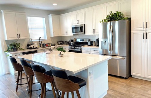 Victorville House | Modern Desert Gem, Boho Retreat, 2 Living Rooms, Sleeps 10!