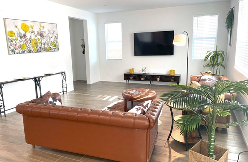 Victorville House | Modern Desert Gem, Boho Retreat, 2 Living Rooms, Sleeps 10!