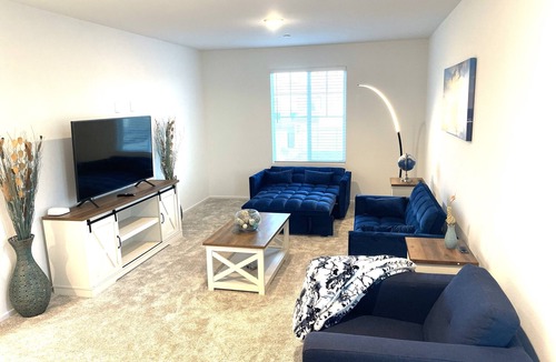 Victorville House | Modern Desert Gem, Boho Retreat, 2 Living Rooms, Sleeps 10!