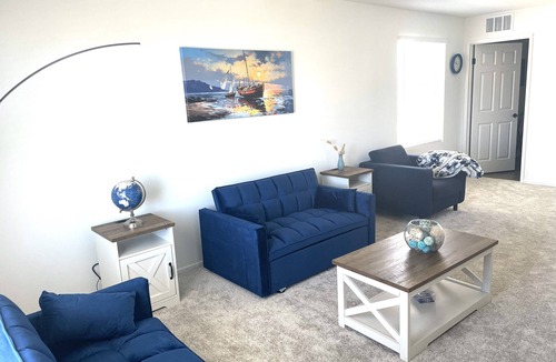 Victorville House | Modern Desert Gem, Boho Retreat, 2 Living Rooms, Sleeps 10!