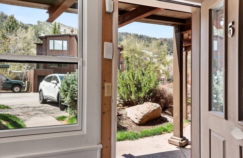 Aspen Condo | Modern Downtown Mountainside 3BR 2BA Apartment w/Parking in Aspen Sleeps 8 GREAT