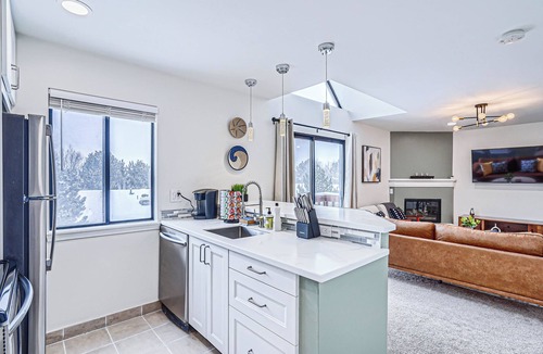 Englewood Condo | Modern DTC 2BR Condo with Pool, Fireplace, Light Rail
