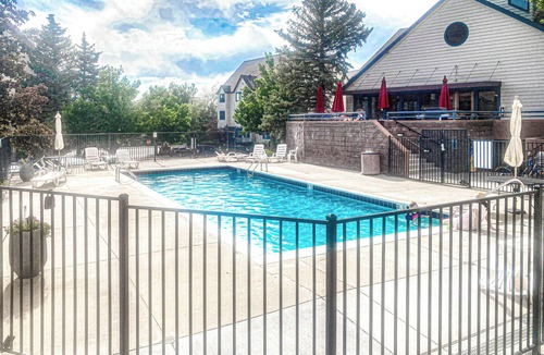 Englewood Condo | Modern DTC 2BR Condo with Pool, Fireplace, Light Rail