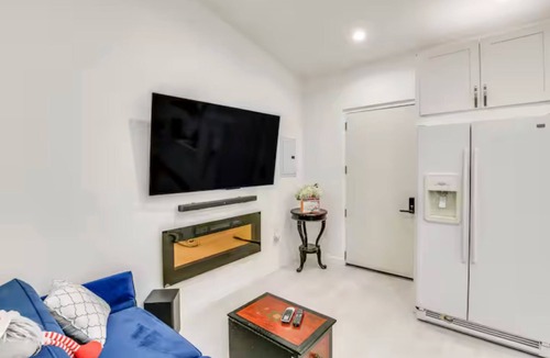 East Los Angeles Apartment | Modern East LA Studio-Private Patio-Dodgers/DTLA