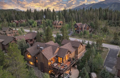Corkscrew Flats House | Modern Estate, Walk to Shuttle, Hot Tub, Arcade, Views!
