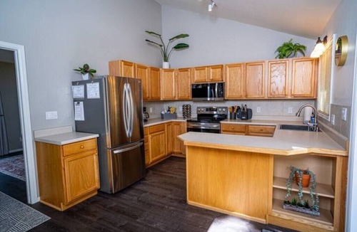 Estes Park House | Modern Family Cabin near RMNP and town! 2 Decks & Firepits, Dogs ok - Big Yard!