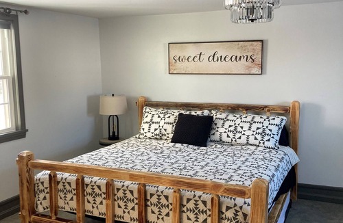 Norton House | Modern Farm House and Barn- 5 ac and Pool/Hot Tub- 24 people- 599 a night!