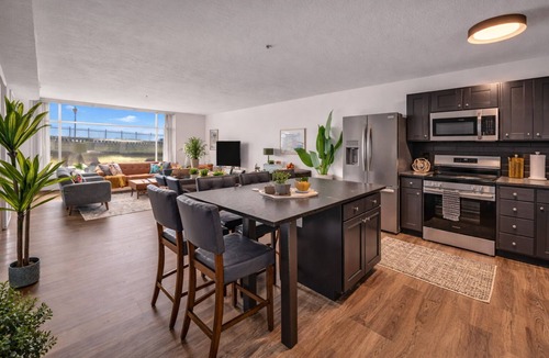 Ohio City Apartment | Modern Flats Retreat Free Parking & Gym
