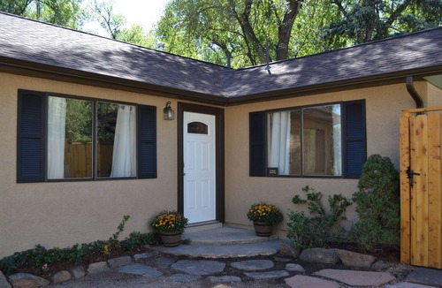 Broadmoor House | Modern, Fresh and Beautiful 2 Bedroom Cottage!