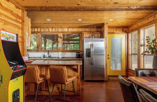Hochatown Cabin | Modern Hochatown Cabin: 2 King Suites w/Private Baths, Hot Tub & Arcade