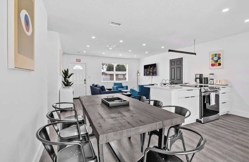 Driftwood House | Modern Home 3Bedrooms with Pool, 18 mins to Ocean