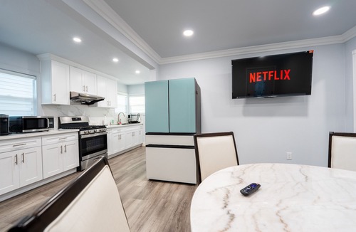 San Gabriel House | Modern Home in SGV - Fast Wifi, Sleeps 7, 15 Min from DTLA/Pasadena!