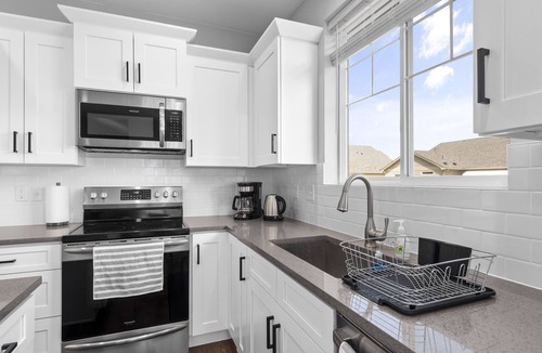 Aurora House | Modern Home w/2 Private Suites & Family-Friendly Amenities - Mins to DIA