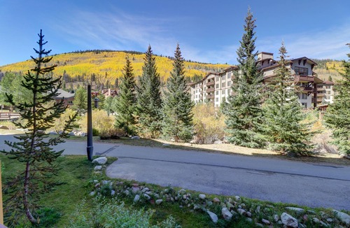 Copper Mountain Village Hotel | Modern Hotel Room in Center Village. TM225A