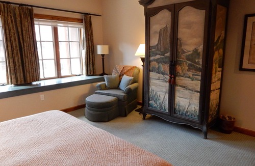 Mount Crested Butte Hotel | Modern King Room in Heart of Mt. Crested Butte by RedAwning