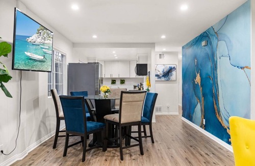 Los Angeles House | Modern LA Retreat Sleeps 10 Near SoFi & DTLA