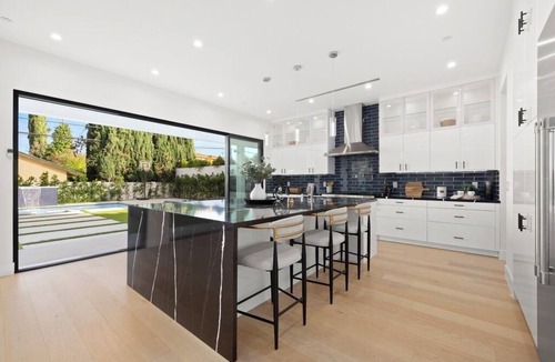 Encino House | Modern Luxury 7 Bedroom, 6 bath House W/private pool , jacuzzi & loft patio