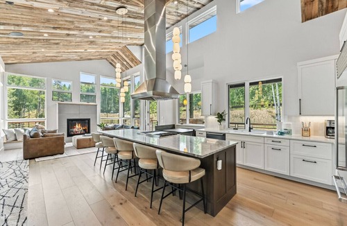 Silverthorne House | Modern Luxury Home Near 4 Ski Resorts
