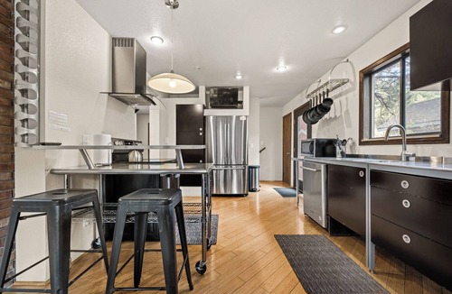 Manitou Springs House | Modern Manitou — Streamside Deck Dining & Wildlife