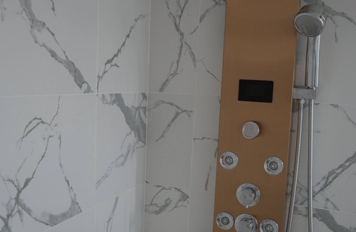 Royal Poinciana Apartment | Modern Master Suite - Private Entrance- Near Beach - Downtown - FLL - Hospitals