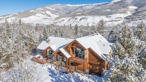 Three Peaks House | Modern Mountain Stay Hot Tub Fire Pit and Views