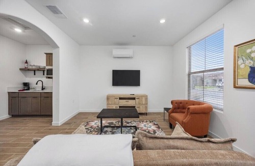 Pumpkin Center Apartment | Modern Private Guest Suite Near Downtown & Parks!