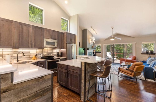 Warrior's Mark Villa | Modern Retreat: Walk to Lift & Town - Private Spa!