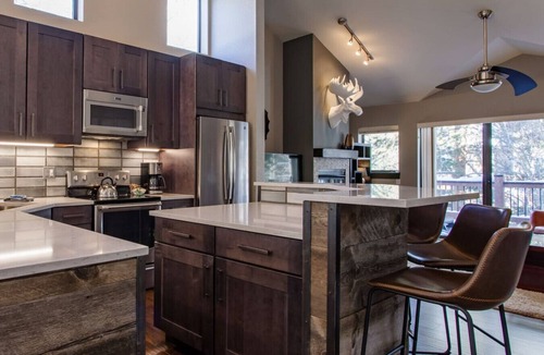 Warrior's Mark Villa | Modern Retreat: Walk to Lift & Town - Private Spa!