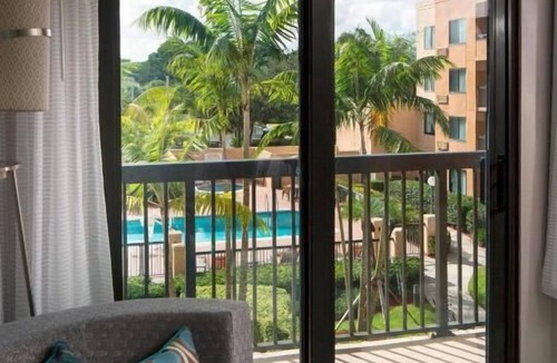 Boca Raton Hotel | Modern Room Perfect for Relaxing Getaways: Heated Pool, On-Site Market & More