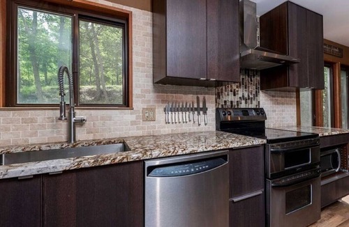 Bushkill Cabin | Modern Rustic Lodge! 2 min. walk to Ski Slopes, 6TVs, Linens, WiFi, A/C, Firepit