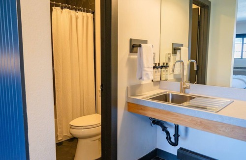 Winter Park Hotel | Modern Stay Near Downtown Winter Park with Hot Tubs & Gym Access