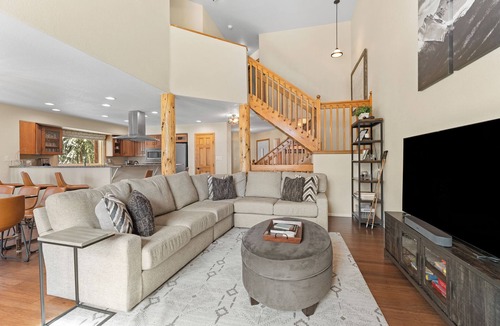 Wildernest House | Modern Townhome with Private Deck and Hot tub, 20 mins to Keystone Resort!