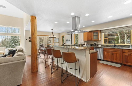 Wildernest House | Modern Townhome with Private Deck and Hot tub, 20 mins to Keystone Resort!