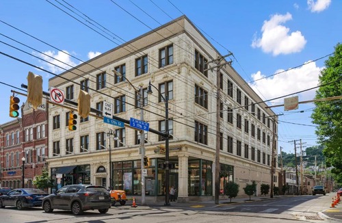 South Side Flats Apartment | Modern Upscale 2BR Apartment on Carson Stay Gia