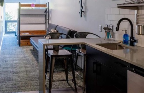 Silverthorne Hotel | Modern Urban Escape – 2x Boutique Units for Groups | Walk to Top Attractions
