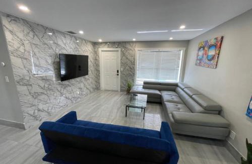 Fort Lauderdale Villa | Modern Villa with Pool Hollywood Hard Rock Casino