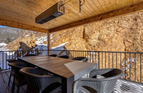 Red River House | Modern Vista Vibes: Your Epic Red River Escape