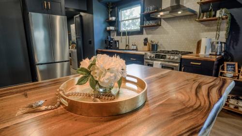 Akron House | Moody 1920 Brick House Hot Tub