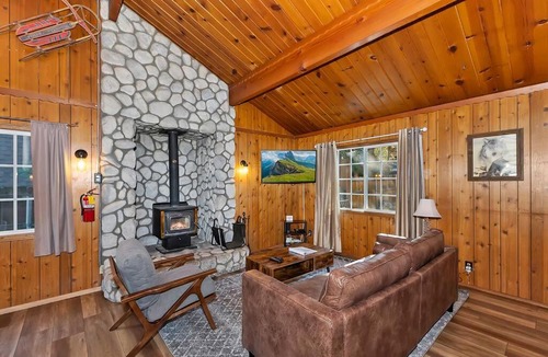 Big Bear Lake Villa | Moon Sight Serene Big Bear Lake Cabin with Hot Tub