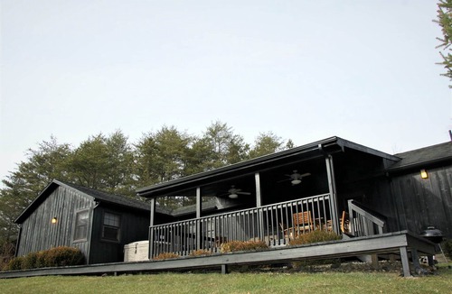 Logan Ski Chalet | Morehead Lodge, Spacious 5BR Hocking Hills Lodge with an amazing view