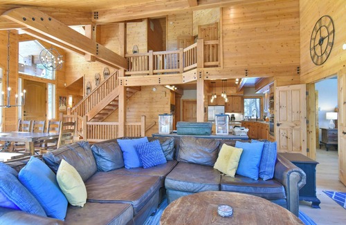 Warrior's Mark West House | Morning View Lodge: Spacious, Hot Tub, Views