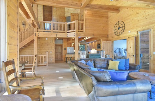 Warrior's Mark West House | Morning View Lodge: Spacious, Hot Tub, Views