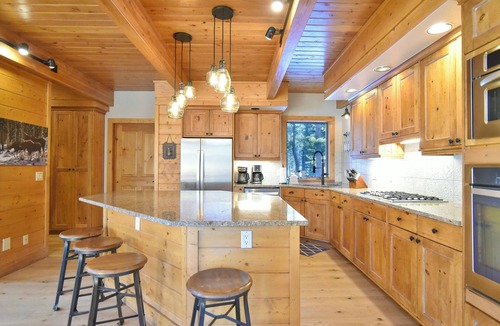 Warrior's Mark West House | Morning View Lodge: Spacious, Hot Tub, Views