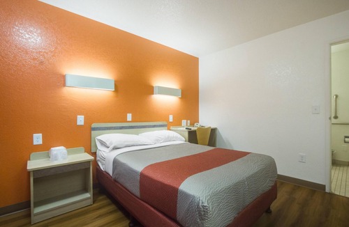 North Alameda Hotel | Motel 6 – Lakewood, CO