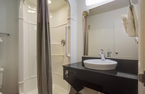 North Alameda Hotel | Motel 6 – Lakewood, CO