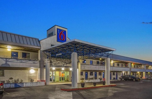 North Ridgeville Hotel | Motel 6-North Ridgeville, OH - Cleveland Intl Airport - N Ridgeville
