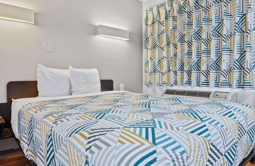 Pierpont Bay Hotel | Motel 6 Ventura, CA - Beach