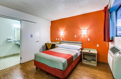 Arvada Plaza Area Hotel | Motel 6 Wheat Ridge, CO - West - Denver North