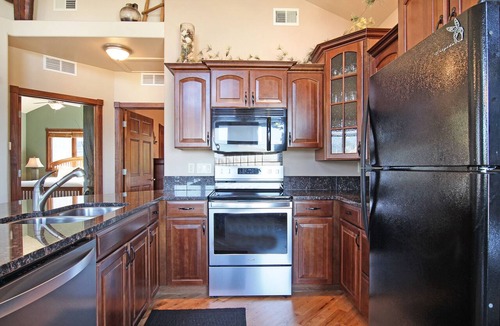 Estes Park Condo | Mount Chiquita 10A - 2 Br Condo with Private Hot Tub - Lake and Mountain Views