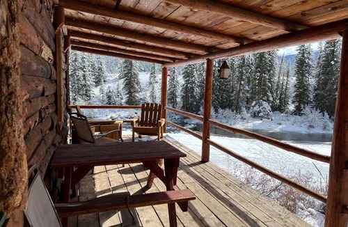 South Fork Cabin | Mountain cabin with river views sleeps 11 . 15 minutes from Wolf Creek Ski Area.